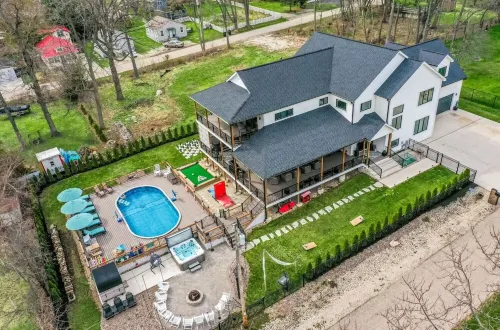 Luxury Lake Geneva House, Heated Pool, 2 Hot Tubs, Sauna, Fire Pit, Photo Zone