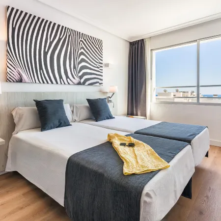 Apartamentos Vibra Tivoli Отели рядом с достопримечательностью «Пляжный клуб Bora Bora Ibiza»