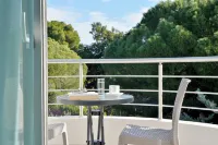 Sun Day Rooms & Studios - Free Airport Shuttle - parking