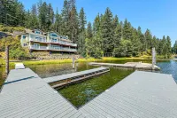 Beautiful Lakefront Custom - 4-Star