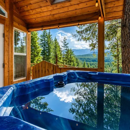 Das Tree Haus 1 Bedroom Home by NW Comfy Cabins by RedAwning
