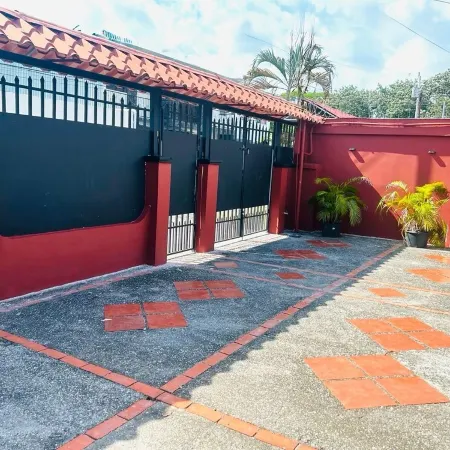 Private residential home for 8 with private pool; 5 min walk to Jacó Beach.