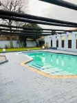 Airport Continental Guest House - piscina
