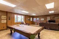 Endless Vistas 4BR With Stunning Views and Close Proximity to Town