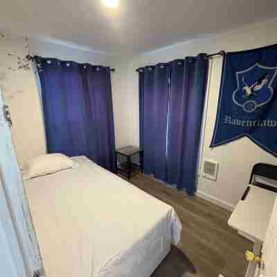 Hogwartz "House Ravenclaw" Themed 2-bd, 1-ba upstairs apartment. Rooms