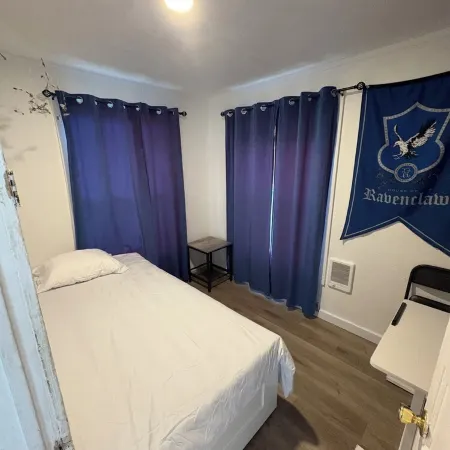 Hogwartz "House Ravenclaw" Themed 2-bd, 1-ba upstairs apartment. Hotels in Springfield