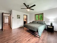 Dockside Retreat on the Canal on Lake Bemidji- 4BR, 3BA-Hot Tub-Fireplace! - واي فاي