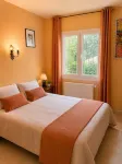 Beautiful house surrounded by an idyllic garden with salt water pool. - 홈스테이