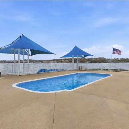 Bright Lakefront Condo, Amazing Views, Pools, Hot Tub