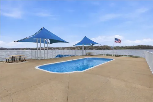 Bright Lakefront Condo, Amazing Views, Pools, Hot Tub - Boutique