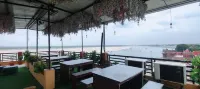 Hotel Shannti Inn with Ganges View - parking