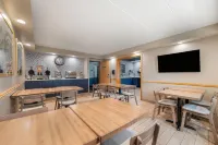 AmericInn by Wyndham Bemidji - breakfast