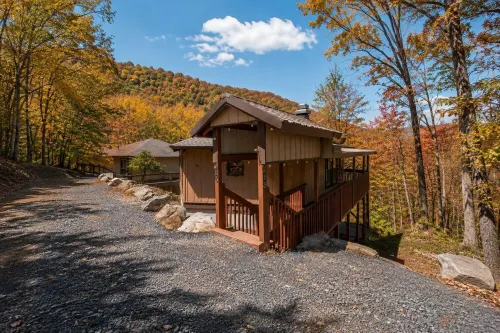 Cozy Treehouse steps from Beech Mtn ski resort, Restaurants, Trails and Fishing! - 3-Star