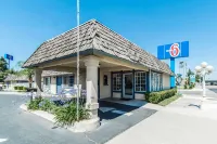 Motel 6 Kingsburg, CA - que admiten mascotas