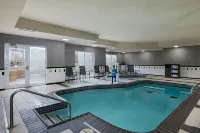 Fairfield Inn & Suites Tulsa South Medical District - مسبح