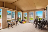 Deck + Fire Pit: Waterfront Lake Michigan Escape -  Privatzimmer
