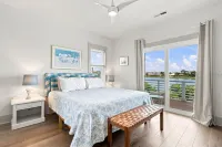10 Br, Sleeps 26, Panoramic Views, Walk to Beach + Boardwalk, Directly on Lake - 4-Star