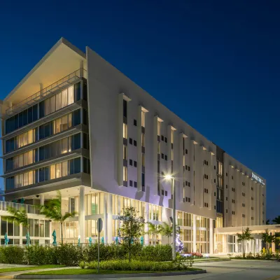 DoubleTree by Hilton Miami Doral Hotels near Norwegian Cruise Line