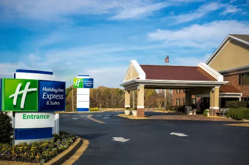 Holiday Inn Express & Suites CORINTH by IHG - parking
