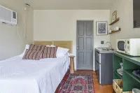 Walk to University & 4th Ave: Tucson Studio - Condos