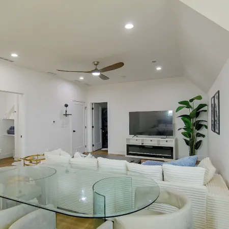 Bright & Modern Studio, 15 Mi to Des Moines!