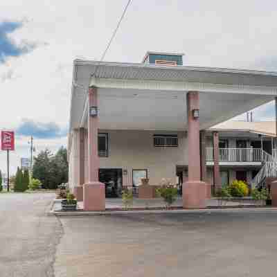 Red Roof Inn & Suites Rome Hotel Exterior