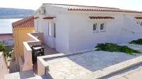 Cosy 1 Bedroom Apartment with Sea View