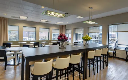 Hampton Inn & Suites Chicago-Downtown Отели рядом с достопримечательностью «Трибьюн-Тауэр»