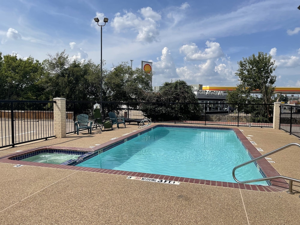 Red Roof Inn & Suites Weatherford