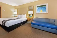 La Quinta Inn & Suites by Wyndham Coral Springs South Hotels in Coral Springs