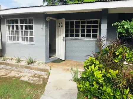 Lorna's Cottage Отели рядом с Аэропорт Тобаго