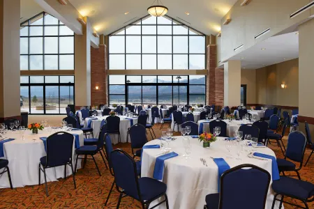 Great Wolf Lodge Colorado Springs Отели рядом с достопримечательностью «Парк Уотерфронт»