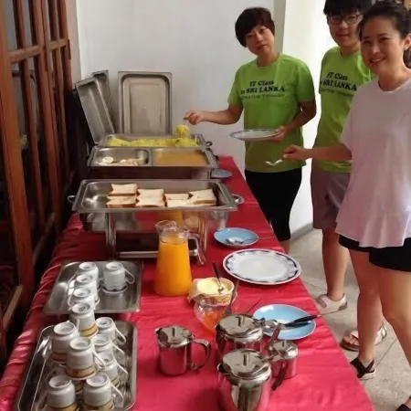 Mahakumara White House Hotel Отели рядом с достопримечательностью «Sri Kannangararamaya»