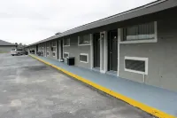 Deluxe Inn Motel Hotels in Iowa