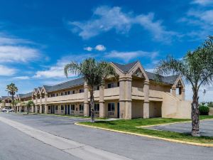 Motel 6 Buttonwillow, CA Central