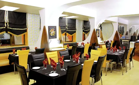 Hotel Gurukripa Отели рядом с достопримечательностью «Мирасол Лейк Гарден»