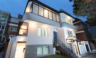 Neat House Hongdae