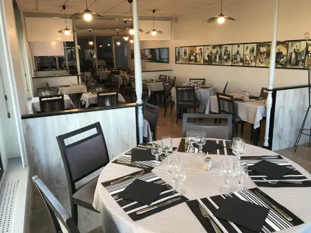 Le Relais de La Place Отели в г. Ландевеннек