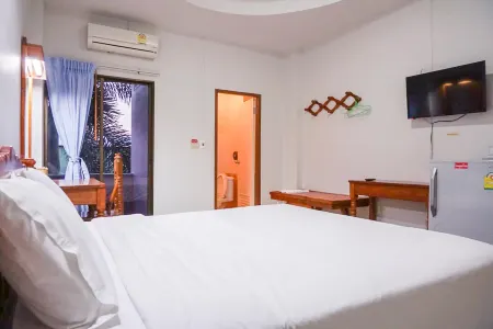 Dalha Renovtel Hotel Отели рядом с достопримечательностью «Wat Phra in Plaeng»