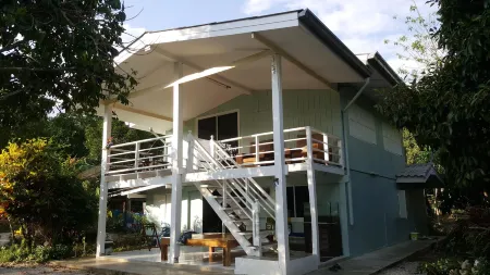 Rabiengdao Garden Homestay Отели рядом с достопримечательностью «Wat Khuan Khao Laem»