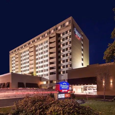 Fairfield Inn & Suites Charlotte Uptown Отели рядом с достопримечательностью «Площадь Духа/Центр исполнит. искусств Блюменталь»