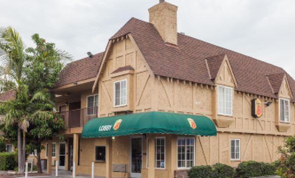 La Quinta Inn & Suites by Wyndham San Bernardino - Housity