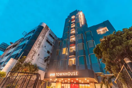 Super OYO Townhouse 2 Hotel Gunung Sahari Отели рядом со станцией Kemayoran Station
