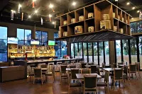 Swiss-Belinn Cikarang - bar