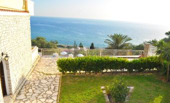 Apartments with Pool Maria on Agios Gordios Beach