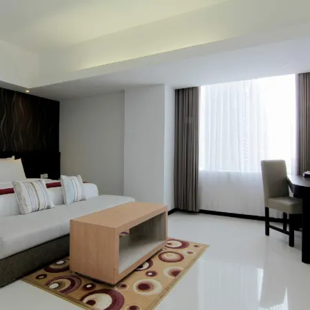 The Sun Hotel Madiun Отели в г. Мадиун