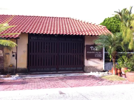 TNT Novelty Vacation House Отели в г. Hilir Perak