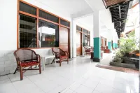 RedDoorz Plus Near Alun Alun Selatan