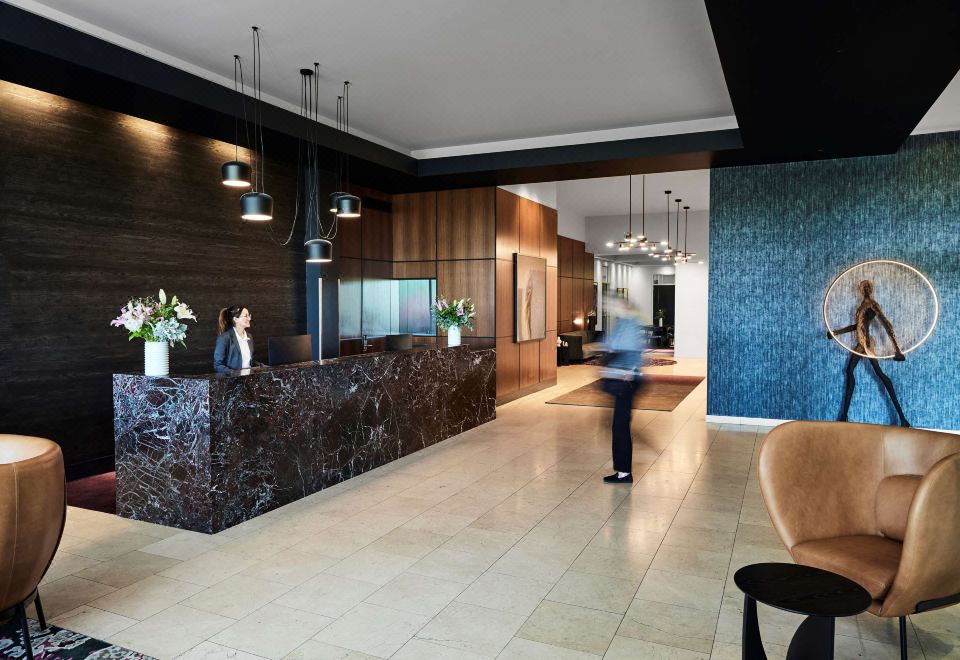 Holiday Inn Melbourne on Flinders Over view