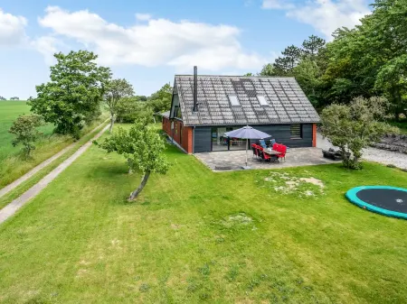 "Emin" - 100m from the Sea Отели в г. Humble